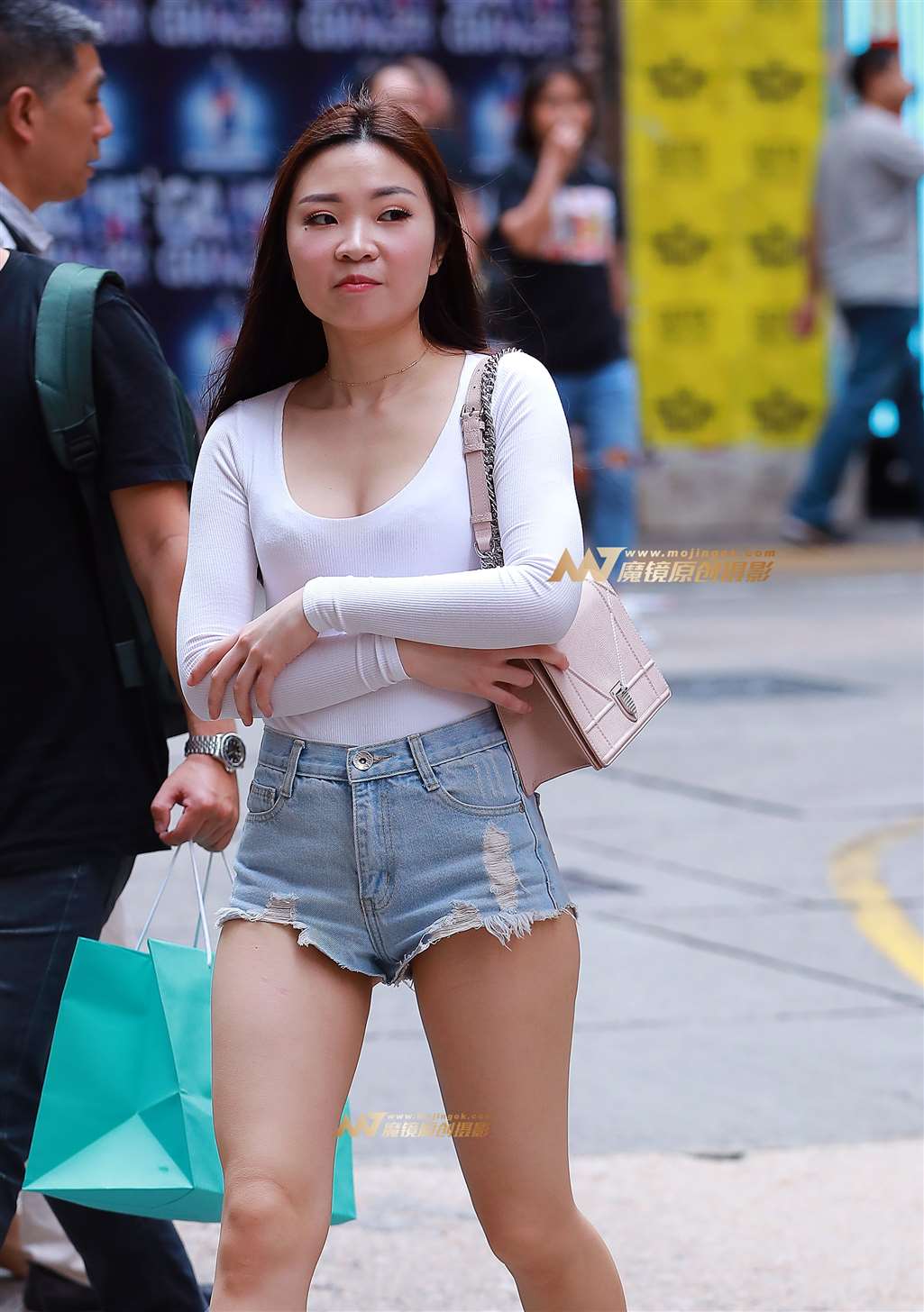 图片[1]-【视觉冲击赛帖】她这性感热裤是自己改装的吗-街拍流行馆